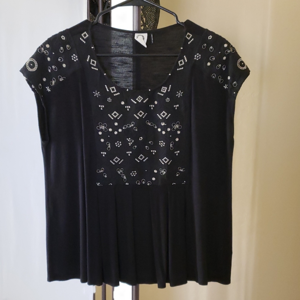 Black embroidered shirt Short sleeved